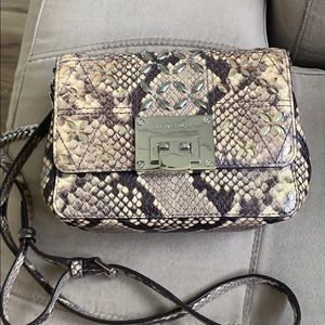Micheal Kors body cross bag